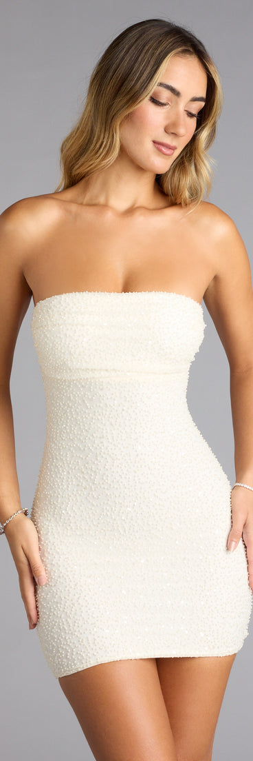 The Sophie Open Back Bodycon Mini Dress is your new go-to Windsor dress—effortless, versatile, and made to update your fall style in seconds.