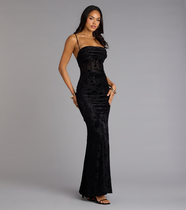 The Alessandra Sleeveless Flocked Velvet Mermaid Dress is your new go-to Windsor dress—effortless, versatile, and made to update your fall style in seconds.