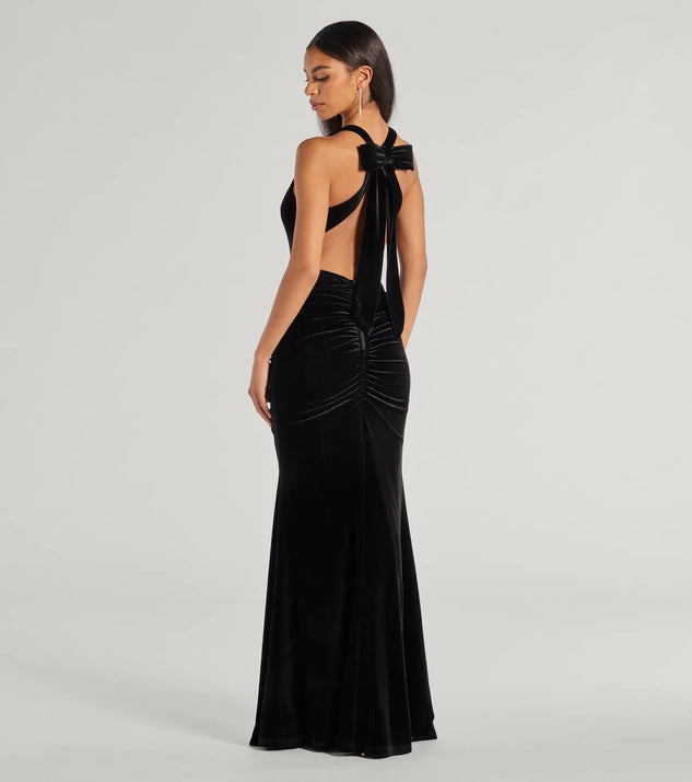 The stunning Ilse Velvet Bow Strap High Slit Mermaid Dress provides a chic silhouette and party-ready details that make it a standout black dress for cocktail events, New Year's Eve parties, or as a winter wedding guest look.