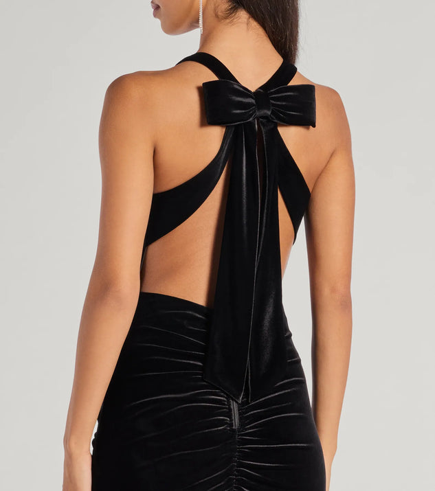 The stunning Ilse Velvet Bow Strap High Slit Mermaid Dress provides a chic silhouette and party-ready details that make it a standout black dress for cocktail events, New Year's Eve parties, or as a winter wedding guest look.