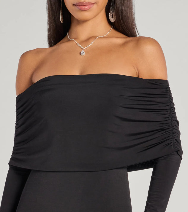The Carmen Off-The-Shoulder Long Sleeve Mermaid Dress is an elegant black formal dress in a rich seasonal color and with unique design accents that make dressing up for winter parties, holiday balls, or festive gatherings effortless!