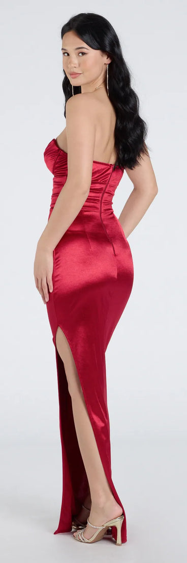 Make a statement in the Noel Strapless Sweetheart Slit Satin Formal Dress, a bold red prom dress designed to exude confidence, elegance, and a striking prom-night look.