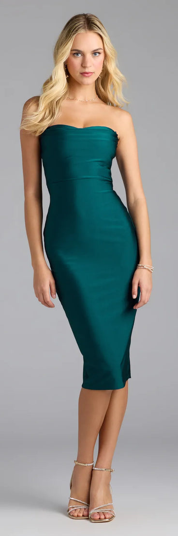 Feel instantly put-together in the Classy Chic Strapless Knit Midi Dress in hunter green, a stylish wedding guest dress designed for confident style and all-out celebration.