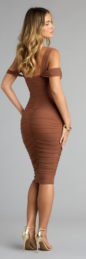 Style your seasonal looks with the Looking Fab Cold-Shoulder Ruched Bodycon Midi Dress, a trend-right, fall dress designed for any plan on your calendar with new and unqiue details.