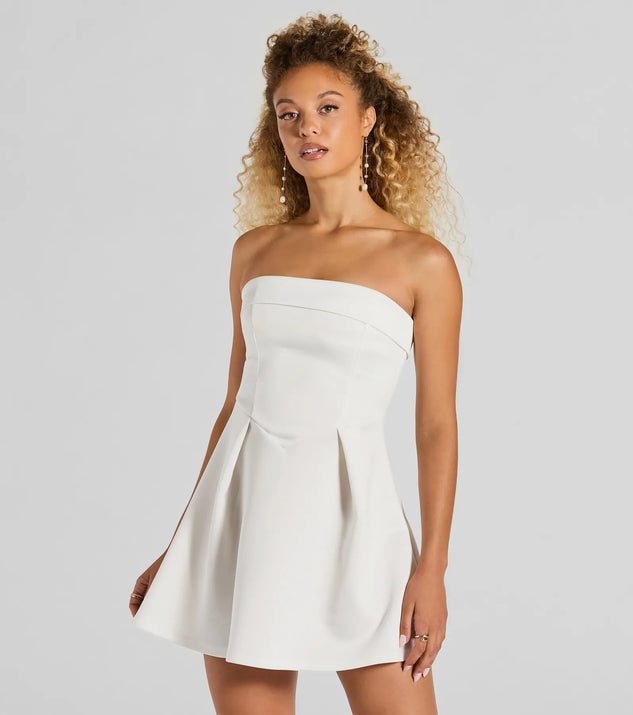 Step into winter chic with the Sweet And Sassy Strapless Scuba Knit Skater Dress, a white mini dress featuring an above-the-knee cut ideal for cocktail parties, festive gatherings, or clubwear.
