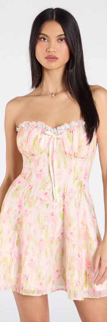 Make a bold statement in the Flirty And Adorable Strapless Lace Bow Floral Skater Dress in natural, the perfect summer dress for weddings, cocktail hours, nights out, and/or seasonal celebrations.