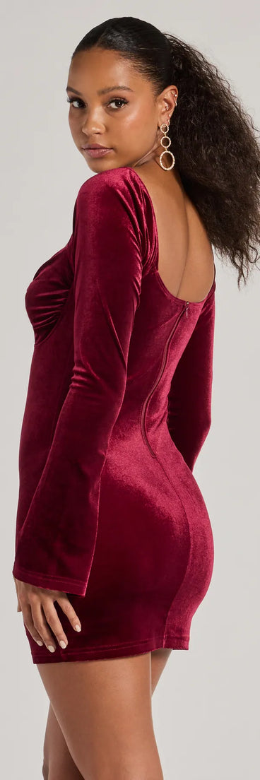 Own every entrance in the Season Of Splendor Long Sleeve Velvet Mini Dress, a wine party dress perfect for milestone birthdays and grad parties, or dancing through weekend nights and unforgettable bachelorette celebrations.
