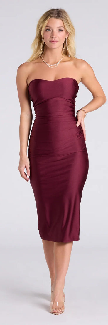 Add royal flair with the Fabulous Allure Strapless Bodycon Midi Dress in raisin, a viral-worthy pick from the purple homecoming dress collection made to light up your HOCO feed.