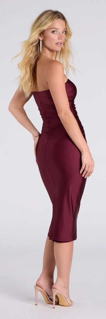 Flaunt your silhouette in the tight Fabulous Allure Strapless Bodycon Midi Dress in raisin purple, a bodycon dress that empowers your look with bold style and effortless edge.