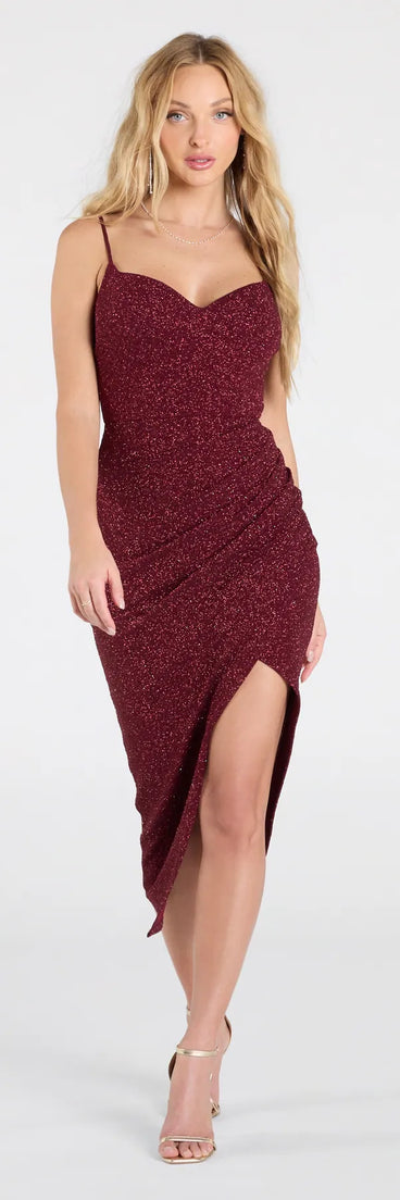 With its mid-calf hem and popular flattering fit, the Glittering Icon V-Neck Bodycon Midi Dress in burgundy nails the balance of trend and ease, redefining go-to midi dresses for any occasion.