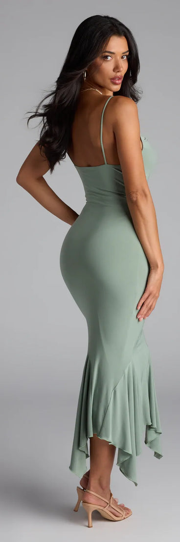 Soak up the season in the Stunning Silhouette Bodycon Midi Dress, a sage green sundress styled for easy days, outdoor plans, and everything in between.
