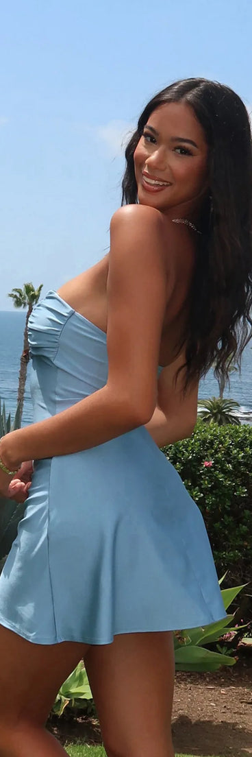 Step into the new season looking effortlessly chic in the Chic Amore Strapless Pleated Satin A-Line Mini Dress in blue, a must-have Windsor dress for your cool-weather wardrobe.