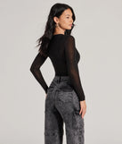 The Feel The Heat Stone Crop Top in black is a holiday-ready sequin top with an all-over sparkle, perfect for creating a glam NYE outfit or adding shimmer to a festive holiday look. 