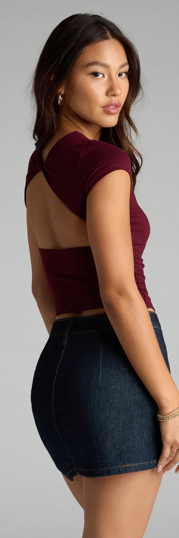 Complete your look with the Baby Got Back Basic Crew Neck Crop Tee, a trendy burgundy top that’s ready to pair with anything in your fall rotation.