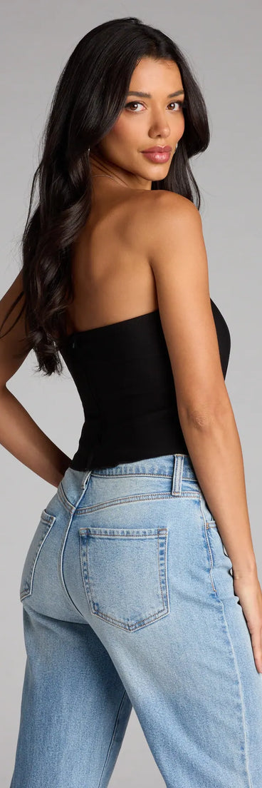 Complete your look with the Tie It Up Strapless Lace Up Corset Top, a trendy black top that’s ready to pair with anything in your fall rotation.