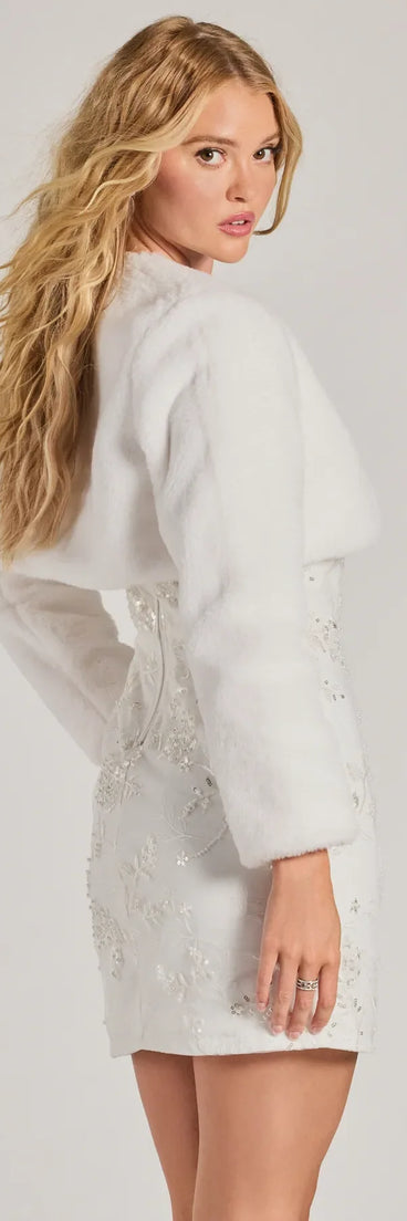 Get ready for any event with the Essential Faux Fur Bolero Jacket in ivory, an essential start to creating a versatile outfit for women for parties, cocktail hours, or Valentine's Day events.