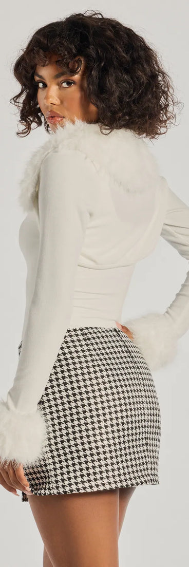 Add the perfect finish with the Exclusive Chic Faux Fur Long Sleeve Bolero, a ivory bolero that refines your look with effortless charm.