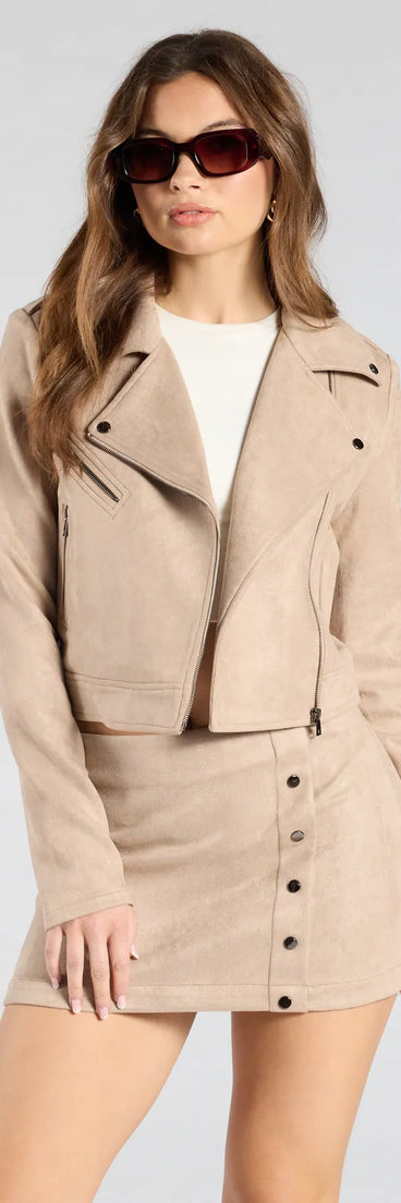 Edge up your outfit with the Stylish Impression Faux Suede Moto Jacket in taupe, a moto jacket designed to bring bold structure and fearless style.