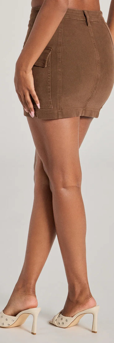 The Serving Style Cargo Mini Skirt is a trendy women's bottom in brown, designed with modern details and alluring textures to complete chic outfits for 2025.