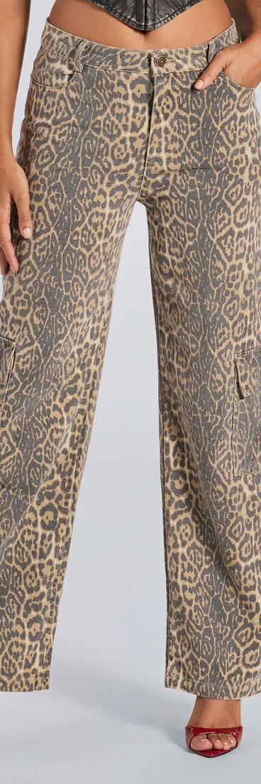 Create bold, fashion-forward looks for spring or summer with the It-Girl Factor Leopard Print Cargo Denim Pants in leopard print, a must-have piece from Windsor’s collection of stylish bottoms for women.