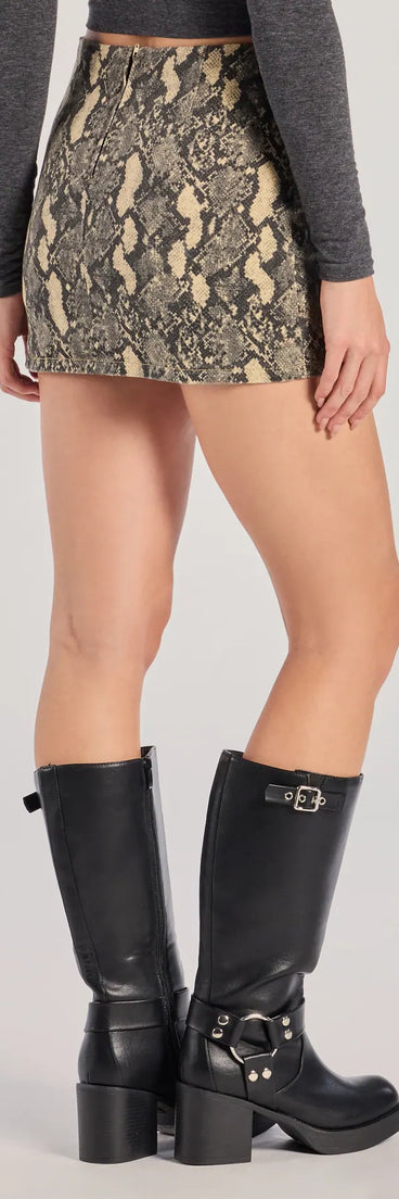 Perfect for weekend hangs, late-night pics, and everything in between, the Elevated Edgy Snake Print Denim Mini Skort in snake print brings that cool-girl vibe to any fit check.