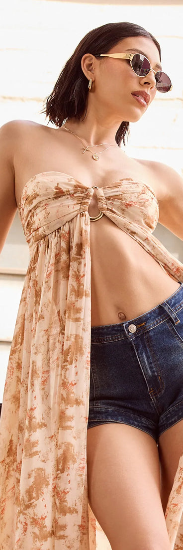 Choosing the medium denim wash shorts says you’re ready to show off in the Crossed Over High-Rise Denim Shorts, a warm-weather staple that elevates your outfit and seasonal style.