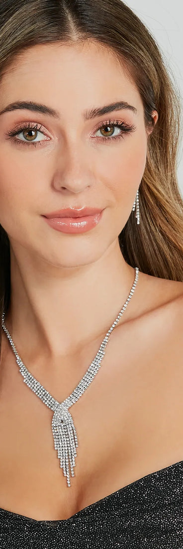 The Dazzling Rhinestone Fringe Necklace And Earrings Set helps create a chic silver women's cocktail outfit with a trendy texture and stylish design, ideal for wedding guest cocktail outfits or dinner parties.