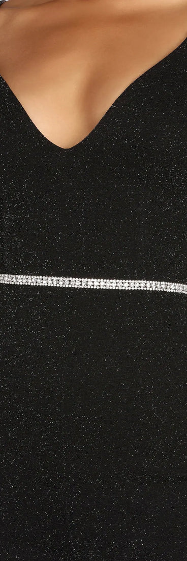 The Dainty Rhinestone Belt in silver brings sleek style to any graduation outfit, from cap and gown to after-party.