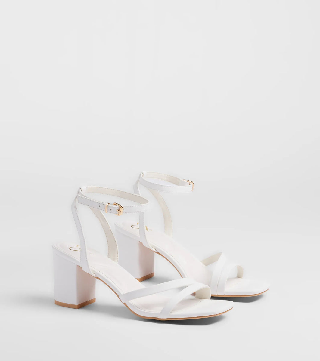 ホワイト クロスストラップ フレアドレス Dyeable Crisscross Strap Block Heel Sandals | David's Bridal
