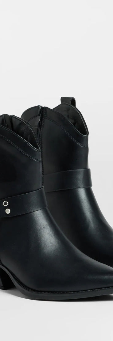 The New Frontier Western O-Ring Booties in black brings edge and energy to your vibe, ready to elevate any festival look or concert outfit.