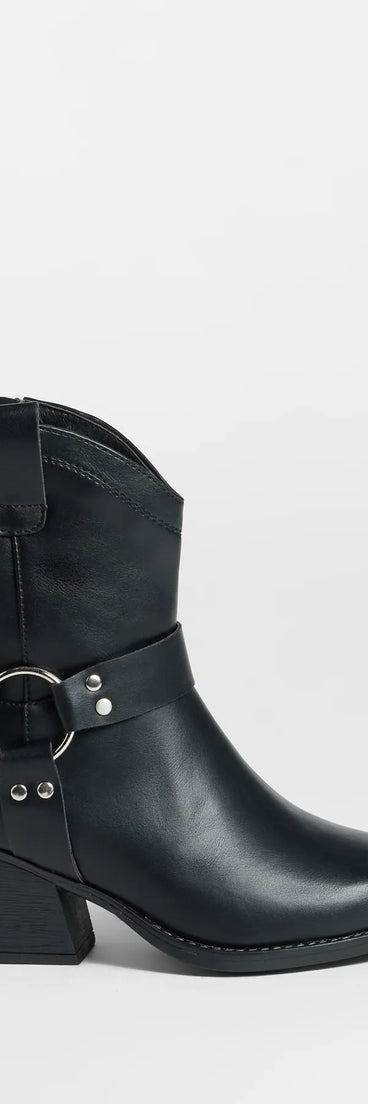 The New Frontier Western O-Ring Booties in black brings edge and energy to your vibe, ready to elevate any festival look or concert outfit.