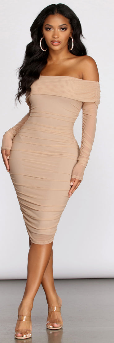 The Hourglass Off Shoulder Ruched Midi Dress is a gorgeous pick as your 2023 prom dress or formal gown for wedding guest, spring bridesmaid, or army ball attire!