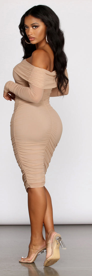 The Hourglass Off Shoulder Ruched Midi Dress is a gorgeous pick as your 2023 prom dress or formal gown for wedding guest, spring bridesmaid, or army ball attire!