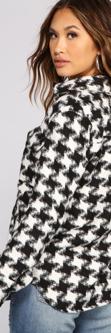 With fun and flirty details, So Chic Houndstooth Woven Shacket shows off your unique style for a trendy outfit for the summer season!