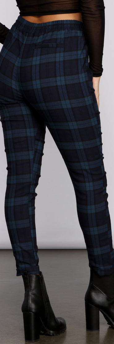 Casual-Chic Plaid Jacquard Joggers provides a stylish start to creating your best summer outfits of the season with on-trend details for 2023!