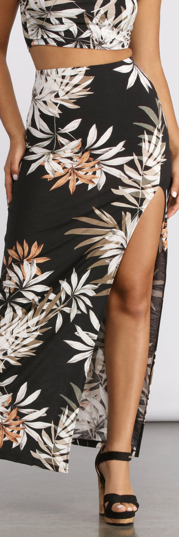 Tropical Palm Leaf High Slit Maxi Skirt provides a stylish start to creating your best summer outfits of the season with on-trend details for 2023!