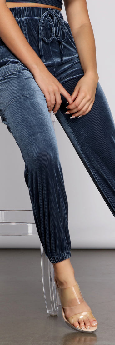 So Luxe High Rise Velvet Joggers provides a stylish start to creating your best summer outfits of the season with on-trend details for 2023!