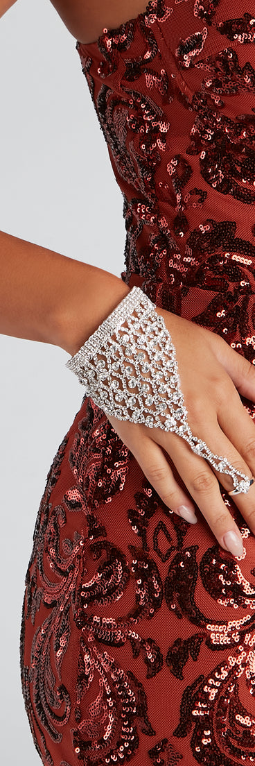 Dreams Of Luxe Hand Bracelet is a trendy pick to create 2023 festival outfits, festival dresses, outfits for concerts or raves, and complete your best party outfits!