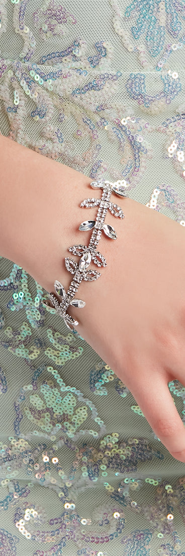 With Fancy Affair Rhinestone Leaf Bracelet as your homecoming jewelry or accessories, your 2023 Homecoming dress look will be fire!