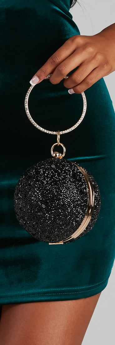 Your Moment Embellished Sphere Clutch creates the perfect New Year’s Eve Outfit or new years dress with stylish details in the latest trends to ring in 2023!