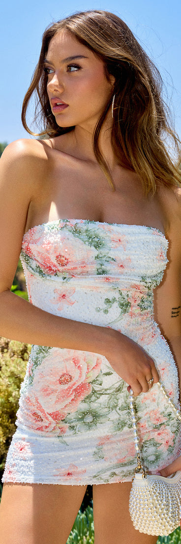 Style your seasonal looks with the Lorelai Beaded Floral Strapless Mini Dress, a trend-right, fall dress designed for any plan on your calendar with new and unqiue details.