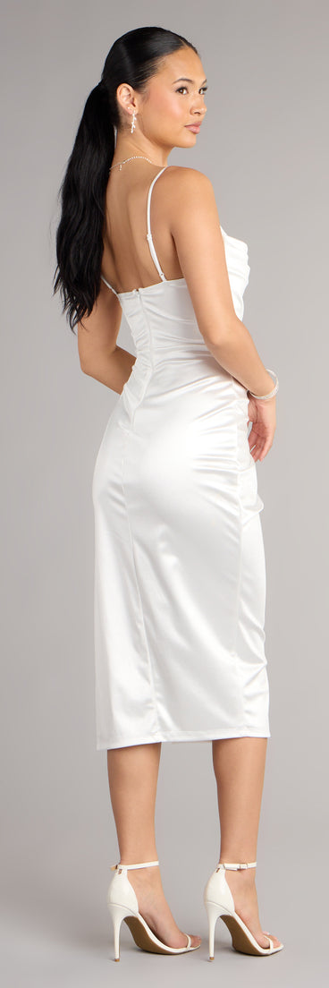 The Maggie Satin Bodycon Formal Dress is your new go-to Windsor dress—effortless, versatile, and made to update your fall style in seconds.