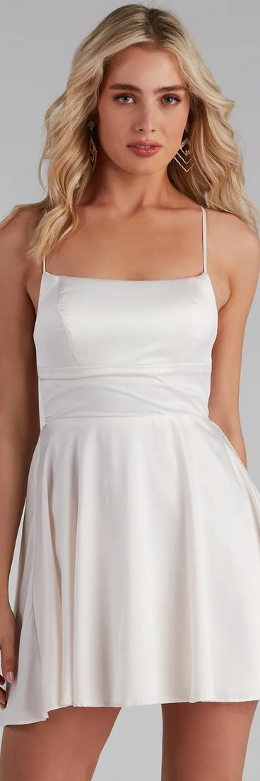 Step into winter chic with the Sonya Satin Dress, a ivory mini dress featuring an above-the-knee cut ideal for cocktail parties, festive gatherings, or clubwear.