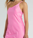With its mid-calf hem and popular flattering fit, the Winnie Formal Satin One-Shoulder Midi Dress in pink nails the balance of trend and ease, redefining go-to midi dresses for any occasion.
