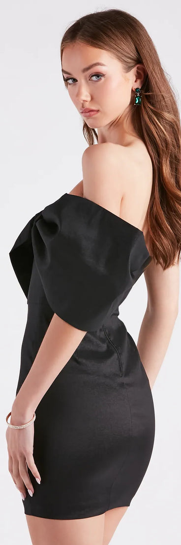 Revamp your 2025 wardrobe with this chic addition, the Raeya Taffeta Bow Strapless Mini Dress in black, perfect for elevating your style in the new year.