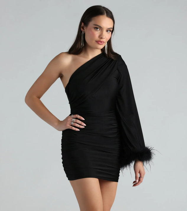 Step into seasonal chic with the Brielle One-Shoulder Marabou Feather Trim Mini Dress, a black mini dress featuring an above-the-knee cut ideal for cocktail parties, festive gatherings, or clubwear.
