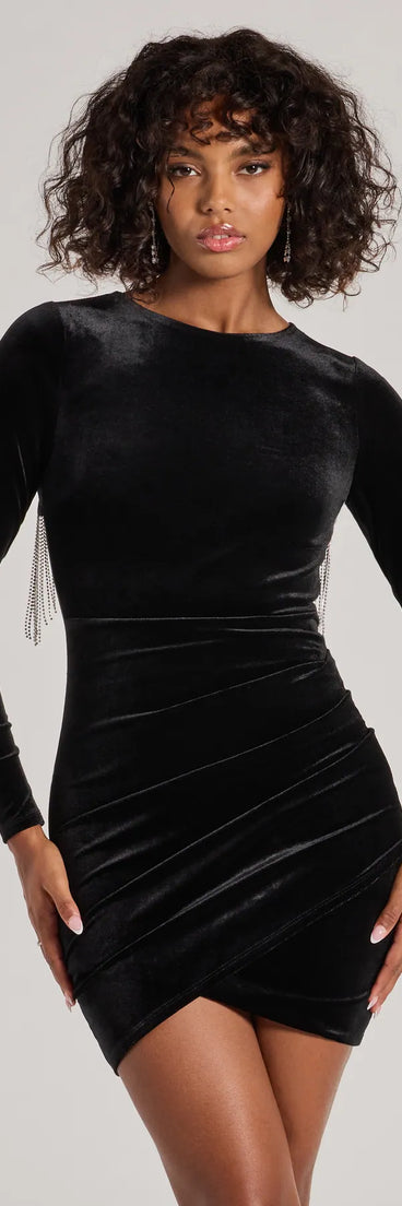 Step into seasonal chic with the Salma Rhinestone Fringe Backless Velvet Mini Dress, a black mini dress featuring an above-the-knee cut ideal for cocktail parties, festive gatherings, or clubwear.