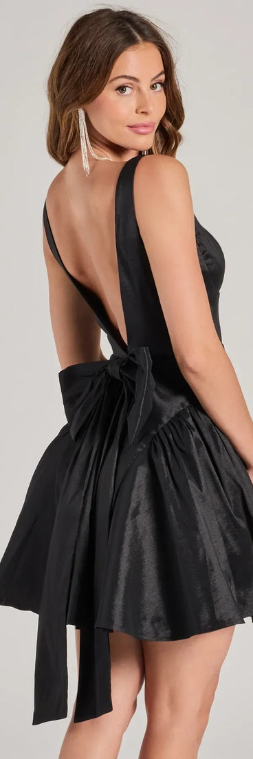 Own every entrance in the Brenda Low Back Bow Taffeta Skater Dress, a black party dress perfect for milestone birthdays and grad parties, or dancing through weekend nights and unforgettable bachelorette celebrations.