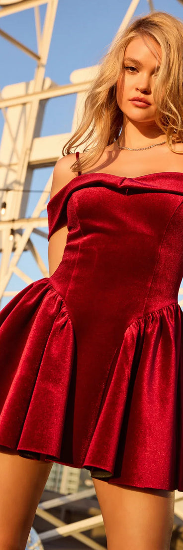 Celebrate in style with the Andie Velvet Drop Waist Skater Dress, a burgundy holiday dresses standout that brings bold, festive flair and a party-ready look.