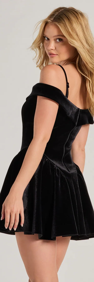 Own every entrance in the Andie Velvet Drop Waist Skater Dress, a black party dress perfect for milestone birthdays and grad parties, or dancing through weekend nights and unforgettable bachelorette celebrations.